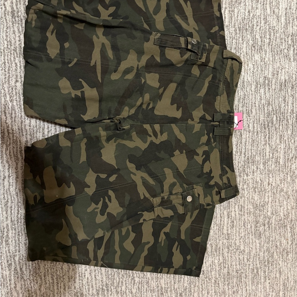 Edikted Camo Print Low Rise Cargo Jeans size S - Picture 5 of 6